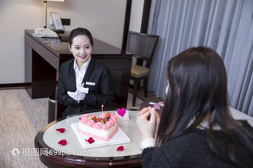 酒店服務人員為賓客策劃生日驚喜 攝影攝像服務提升難忘體驗